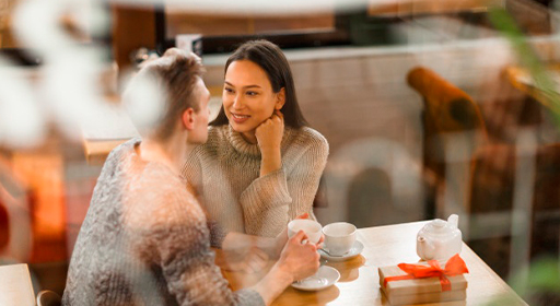 Un estudio dice que las voces de las personas cambian cuando se habla con amantes y no con amigos
