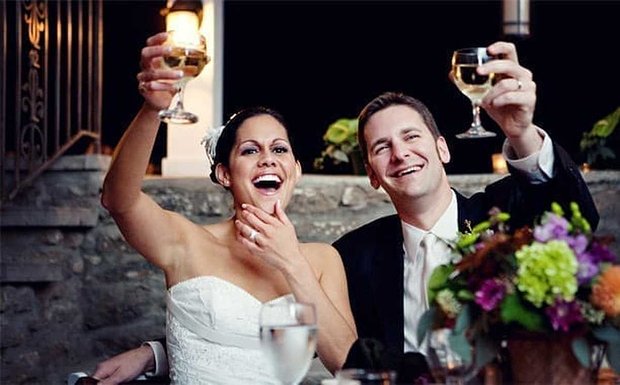 Waarom getrouwde vrouwen meer drinken dan hun afzonderlijke tegenhangers