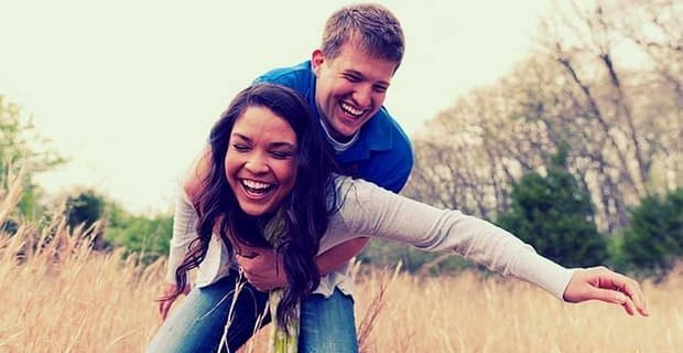 Silna przyjaźń promuje trwałe romantyczne związki, badania sugerują