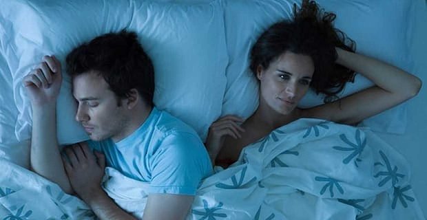 Badanie wykazało, że sny mogą wpływać na zachowania w związku