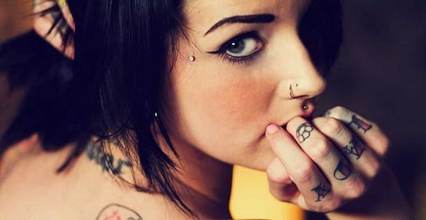 Gli uomini hanno più del doppio delle probabilità di avvicinarsi alle donne con i tatuaggi