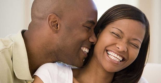 1 de cada 4 estadounidenses clasifica el humor como la cualidad más importante en una pareja