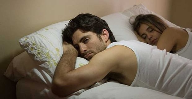 Gli uomini privati del sonno possono fraintendere l’interesse sessuale delle donne