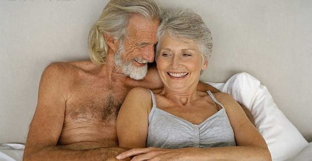 Seniorzy, którzy nadal są aktywni seksualnie, wydają się młodsi, mówi badanie