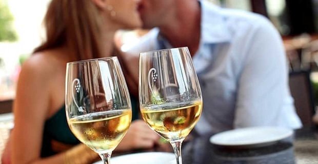 Hochverdiener akzeptieren beim ersten Date eher das Trinken von Alkohol