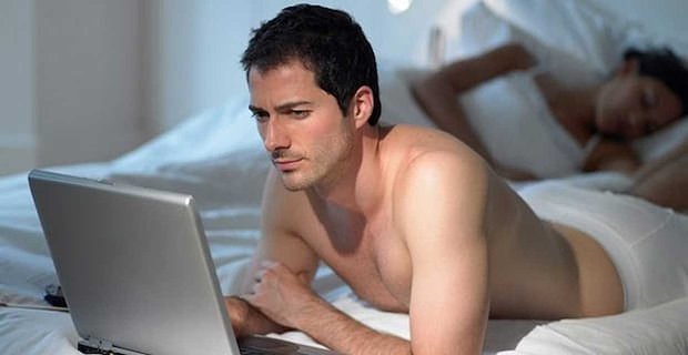 Rovní muži, kteří sledují porno, mohou vykazovat vyšší úrovně sexismu