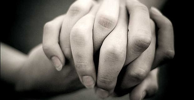 Nieuwe studie suggereert dat lesbische stellen elkaars hand vasthouden met minder dominantie