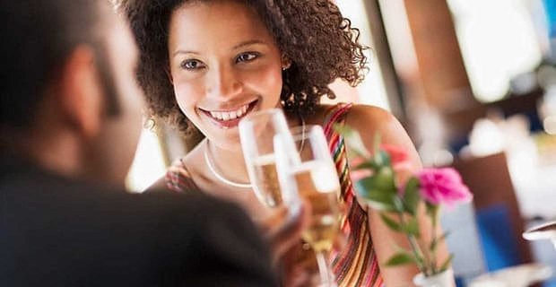 72% der Amerikaner denken, dass es in Ordnung ist, beim ersten Date zu trinken