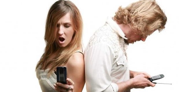 Troppi sms possono causare disconnessioni tra le coppie, secondo uno studio