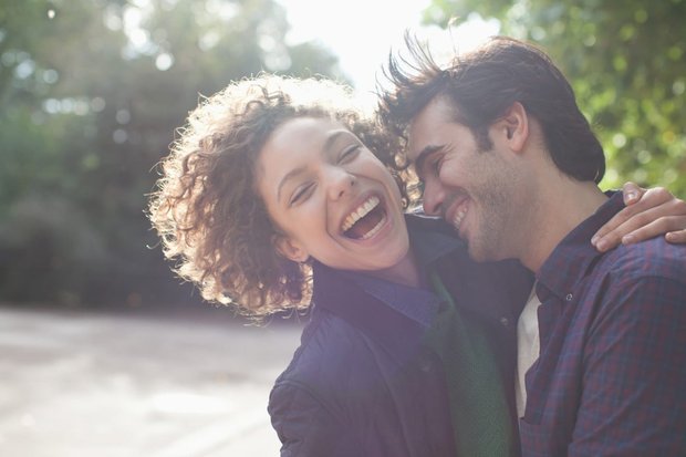 Studie: is een grappige partner belangrijker voor rijke mensen?