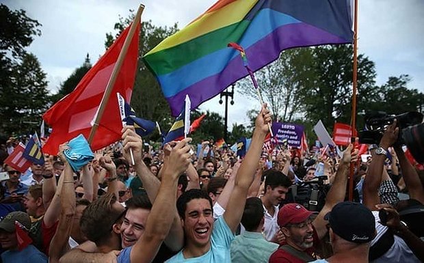 L’amour gagne: la décision de la Cour suprême légalise le mariage homosexuel à l’échelle nationale