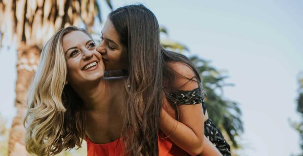 13 beste lesbische Dating-Sites für ernsthafte Beziehungen (2021)