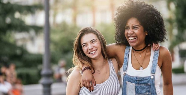13 migliori siti gratuiti per donne che incontrano donne (2021)