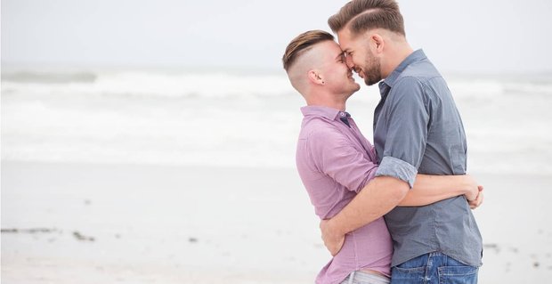 Wie man das Interesse eines schwulen Mannes aufrechterhält (3 einfache Tipps)